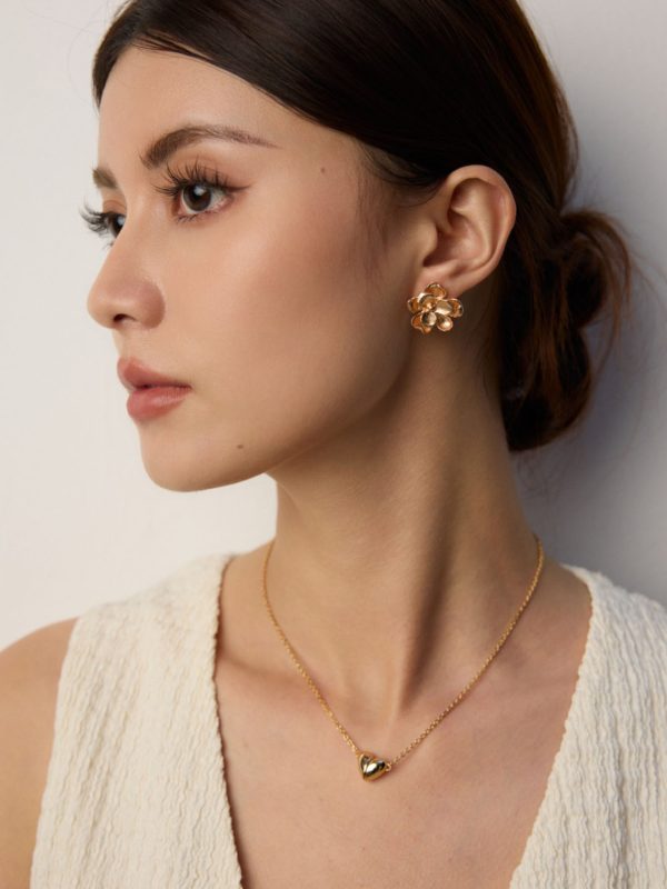Minimalist Heart Sterling Silver Necklace with Magnetic Clasp in Antique Gold